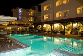 Hotel Eden has Balcony rooms