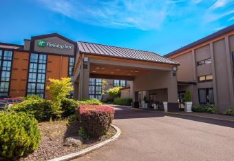 Holiday Inn Portland- I-5 S (Wilsonville) allows 18 year olds to book a room