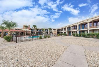 Days Inn By Wyndham San Antonio Splashtown/Att Center has Smoking rooms