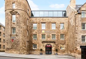 Aparthotel Adagio Edinburgh Royal Mile allows 18 year olds to book a room