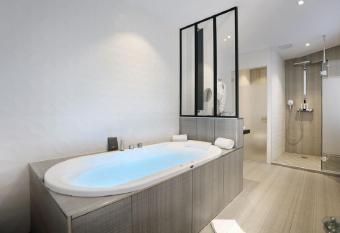 Petit H  tel Confidentiel has rooms with a private hot tub