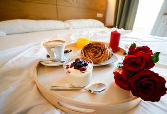 Hotel Crisol de las R  as allows 18 year olds to book a room