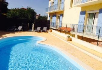 Saint Jacques allows 18 year olds to book a room