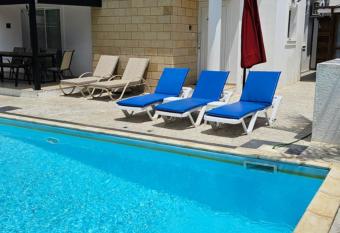 Villa Gracia allows 18 year olds to book a room