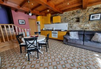 Casa Viduedo has rooms with a private hot tub