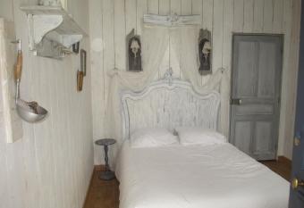 La cabane de peau d ane allows 18 year olds to book a room