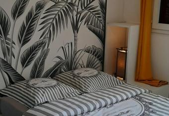 Les Anones has Balcony rooms