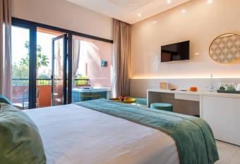 TUI BLUE Medina Gardens - Adults Only - All Inclusive has rooms with a private hot tub