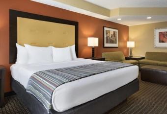 Garner Hotel Evansville East By IHG has rooms with a private hot tub