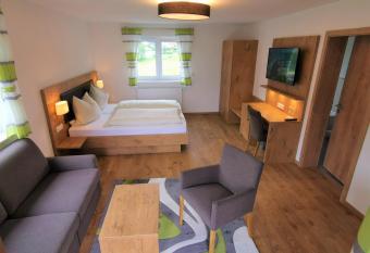 Hotel Gr  ner Baum mit Restaurant & Wellness has Balcony rooms