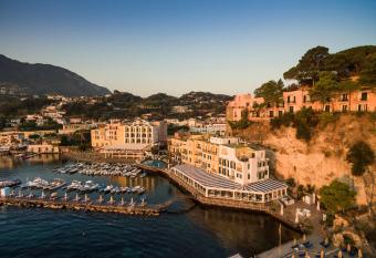 Regina Isabella-Resort Spa Restaurant allows 18 year olds to book a room