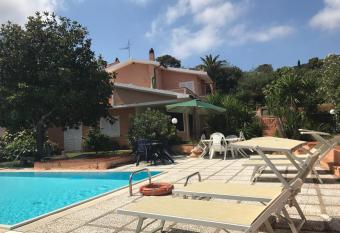 Villalara con piscina e vista mare allows 18 year olds to book a room