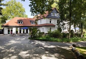 Haus M  llestumpe allows 18 year olds to book a room