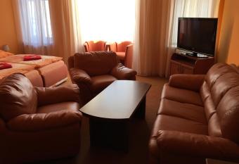 Hotel Zlat   K       has rooms with a private hot tub