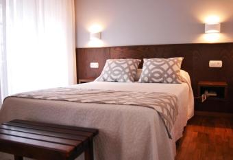 Hotel Restaurante Elisardo allows 18 year olds to book a room