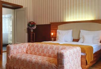 Hotel Okresn   D  m has rooms with a private hot tub