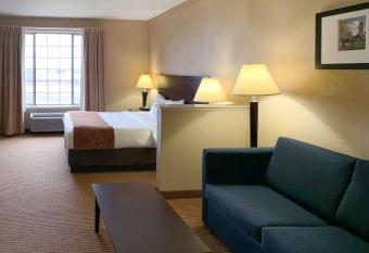 Comfort Suites Roanoke - Fort Worth North has rooms with a private hot tub