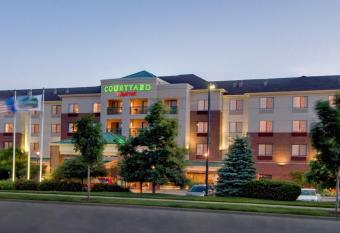 Courtyard by Marriott Madison East has rooms with a private hot tub