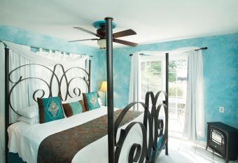 Lakehouse Bed and Breakfast has rooms with a private hot tub