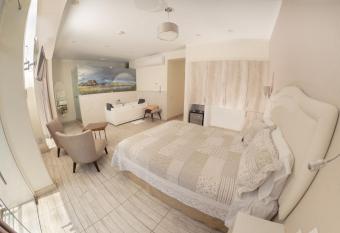 Hotel Natural Green Lounge has rooms with a private hot tub