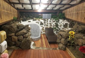 Salon De Tangza has rooms with a private hot tub