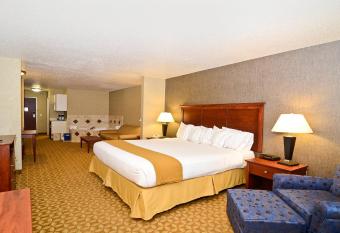 Holiday Inn Express & Suites Fort Atkinson has rooms with a private hot tub