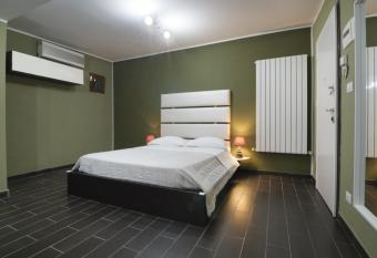 Marini Bed&Breakfast has rooms with a private hot tub