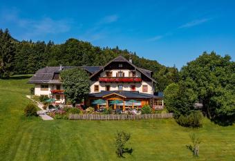 Landhotel Hochlackenhof allows 18 year olds to book a room