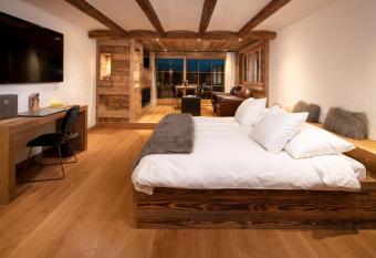 Hostellerie du Pas de l Ours  has Balcony rooms