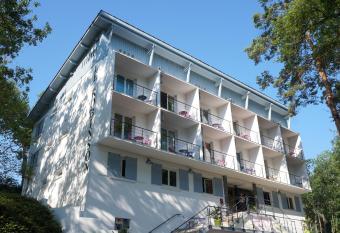 H  tel Robinson allows 18 year olds to book a room