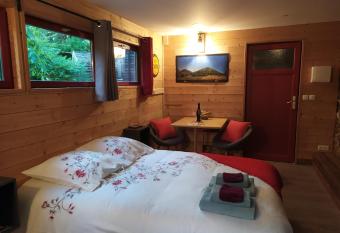 Les G  tes de l Ecole Buissonni  re has Balcony rooms