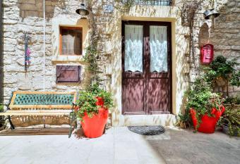 Case del Vicolo Stretto allows 18 year olds to book a room