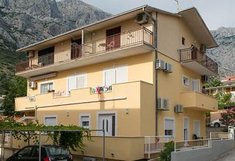 Apartman Jakir has Smoking/Balcony rooms