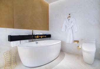 Le Meridien Shanghai Hongqiao,Minhang allows 18 year olds to book a room