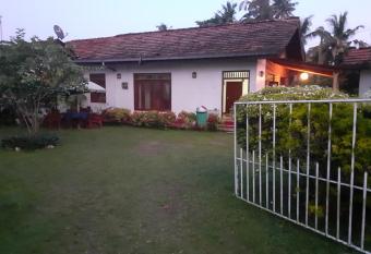 Jumera Villa Mirissa allows 18 year olds to book a room