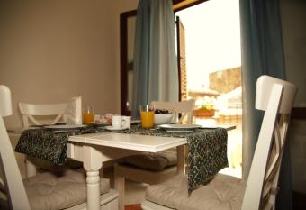 BnB DonnaLaura has Balcony rooms