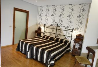 Hostal Rey Pedro I has Balcony rooms