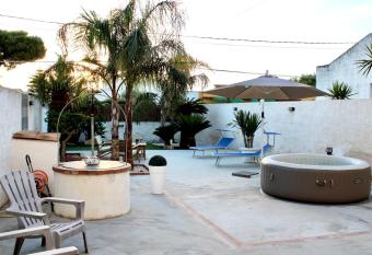 Terre di Sicilia has rooms with a private hot tub