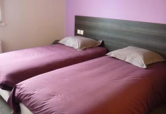 L envers du Castille allows 18 year olds to book a room