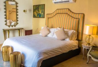 Hotel Casa la Tablada allows 18 year olds to book a room