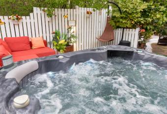 JustB Edinburgh has rooms with a private hot tub