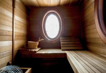 East Hampton Art House Bed & Breakfast has rooms with a private hot tub