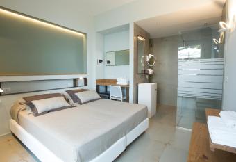 Roca Du Ma Pasu allows 18 year olds to book a room