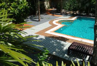 Baan Aree Villa has rooms with a private hot tub