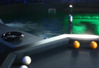 Bubble Lounge Hotel has rooms with a private hot tub