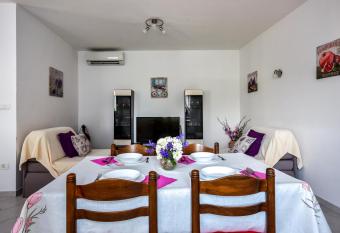 Apartman Koraca has Balcony rooms