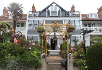 Poltair Guest House has Balcony rooms