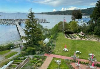 Old Alcohol Plant has rooms with a private hot tub