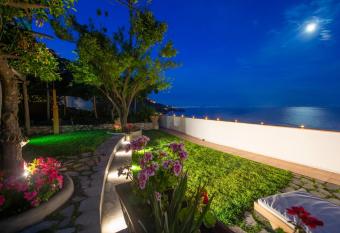 Villa Gaetano Praiano has Balcony rooms