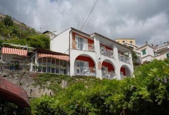 Maison Raphael has Balcony rooms